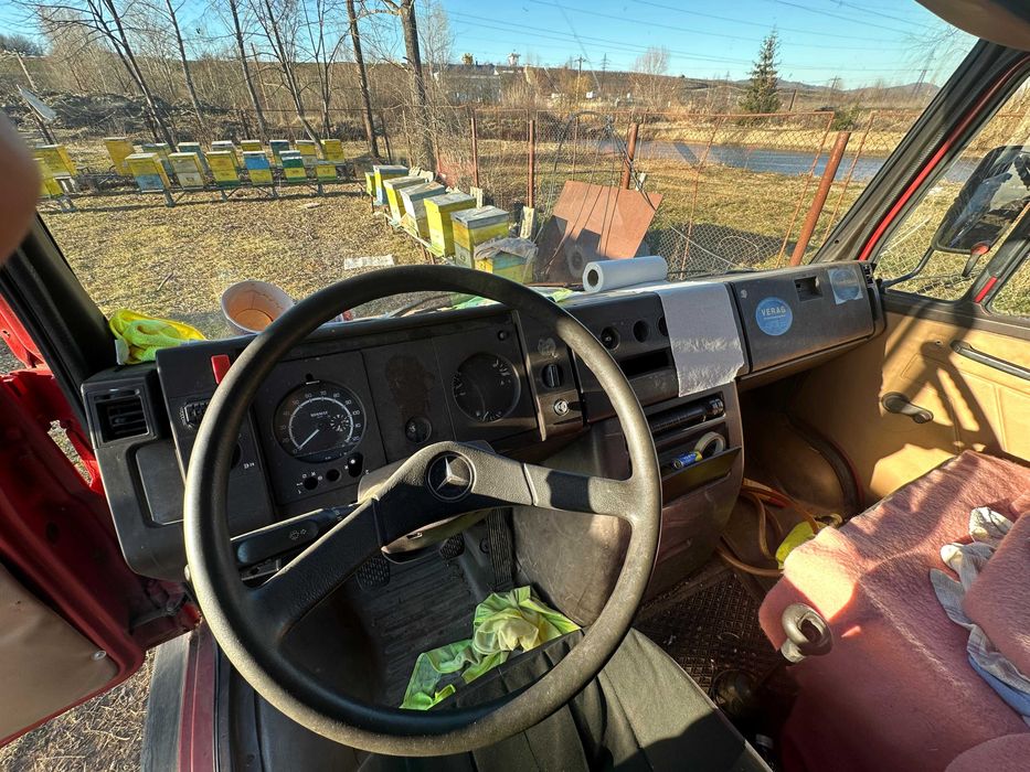 Stupi cu albine și pavilion apicol Mercedes Vario – Afacere la cheie!