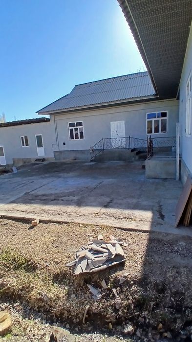 Angren shahar Samarchug‘ mahalasida hovli uy sotiladi.