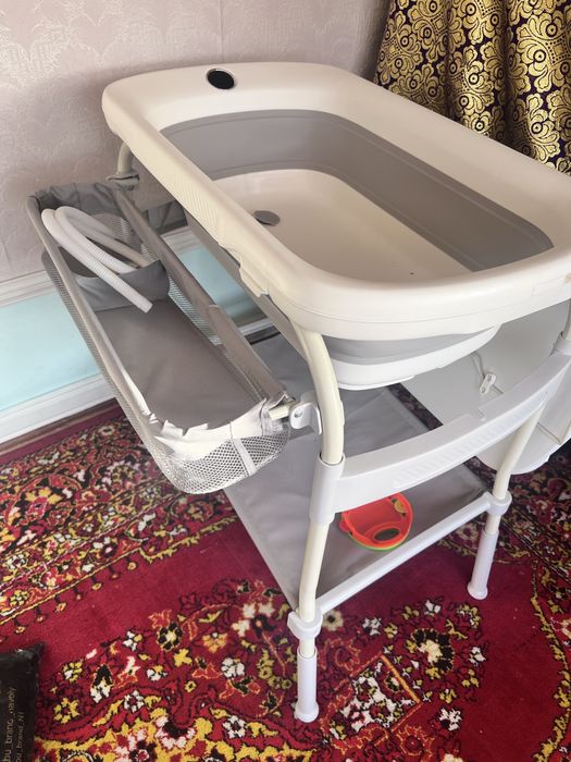 Пеленальный столик и ванночка с датчиком для температуры воды