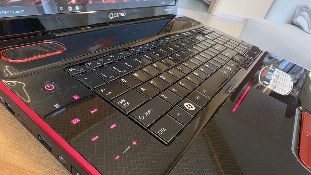 Toshiba Quosmio x505 18.4" / ретро геймърски /