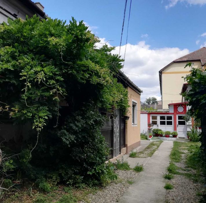 De VANZARE apartament , curte comuna cu 3 ap. ZONA DECEBAL