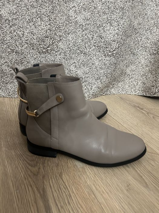 Продаются женские ботинки