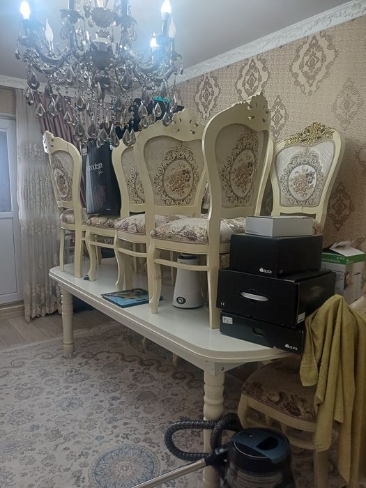 Продам стол и стулья в отличном состояние