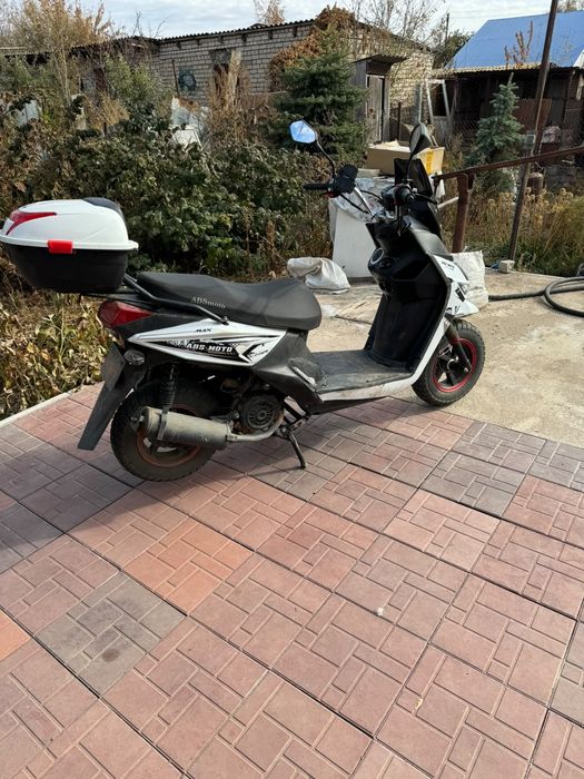 Продам скутер с документами на ходу .