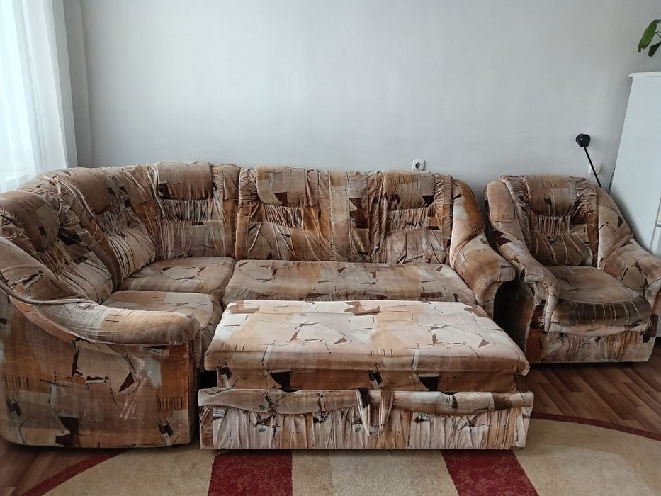 Продам угловой диван и кресло