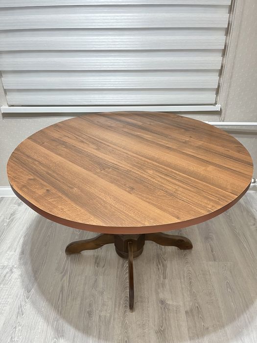 Гостиной круглый стол