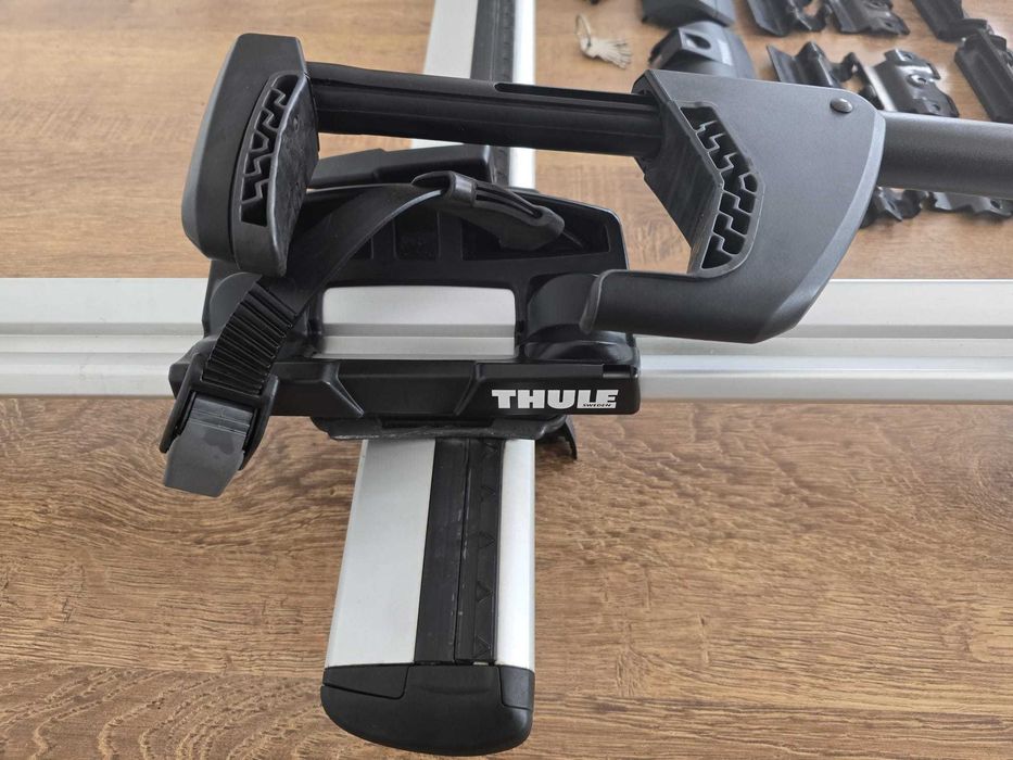 Vând două suporturi THULE pentru bicicletă împreună cu două bare transversale THULE de fixare pe automobil