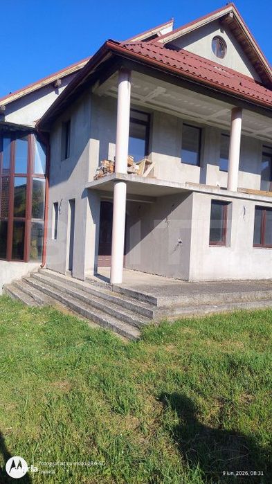 Casa spatioasa, semi-finisata, cu potential in Urisior