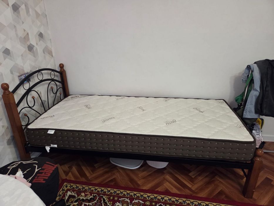Продам кровать с ортепедическим матрацем