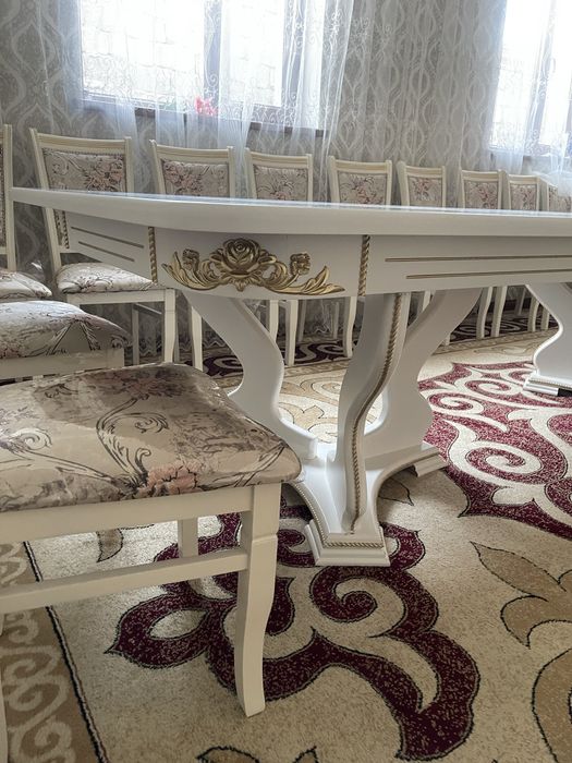 Стол со стульями