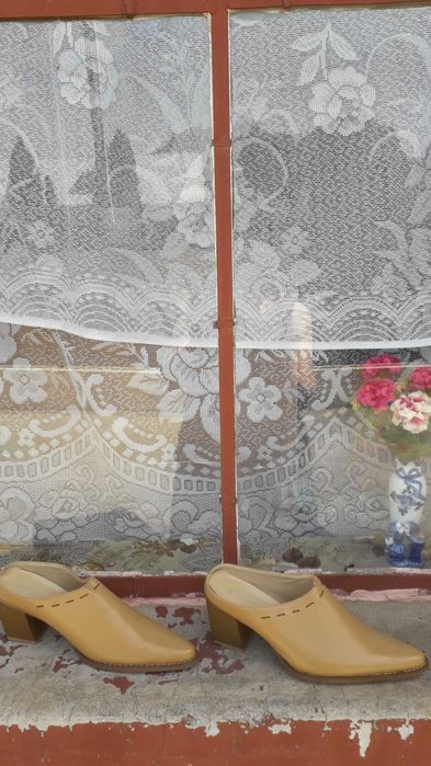 Papuci cu toc de damă