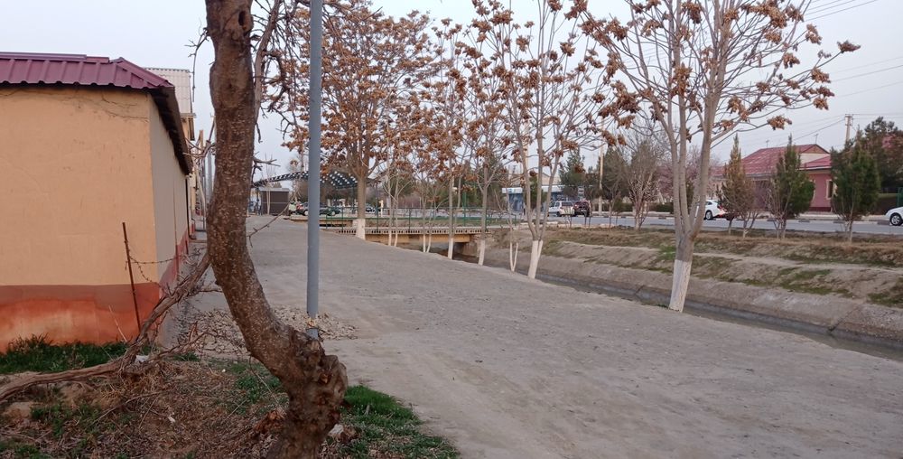 Бизнис учун ховли сотилади. Йулини устида жойлашган. Бизнис учун кулай