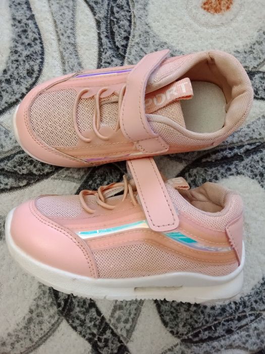 Кроссовки на девочку