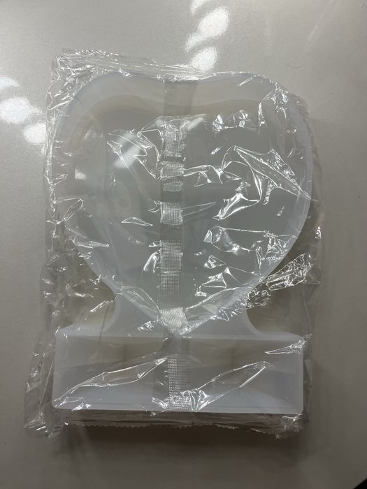 Епоксидна смола с нужните материали за изработка