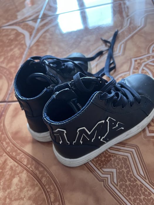 Ghete Tommy Hilfiger am măsurat cu ruleta in interior și au 16,5 cm