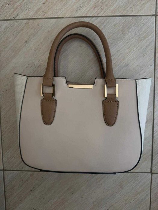 Новая белая/бежевая сумка с ремнем
