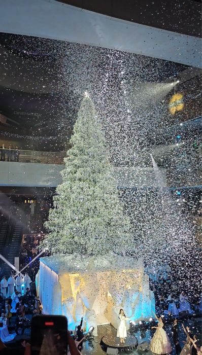 Кристалы, ледянные скалы, золотые пещеры, прозрачный декор