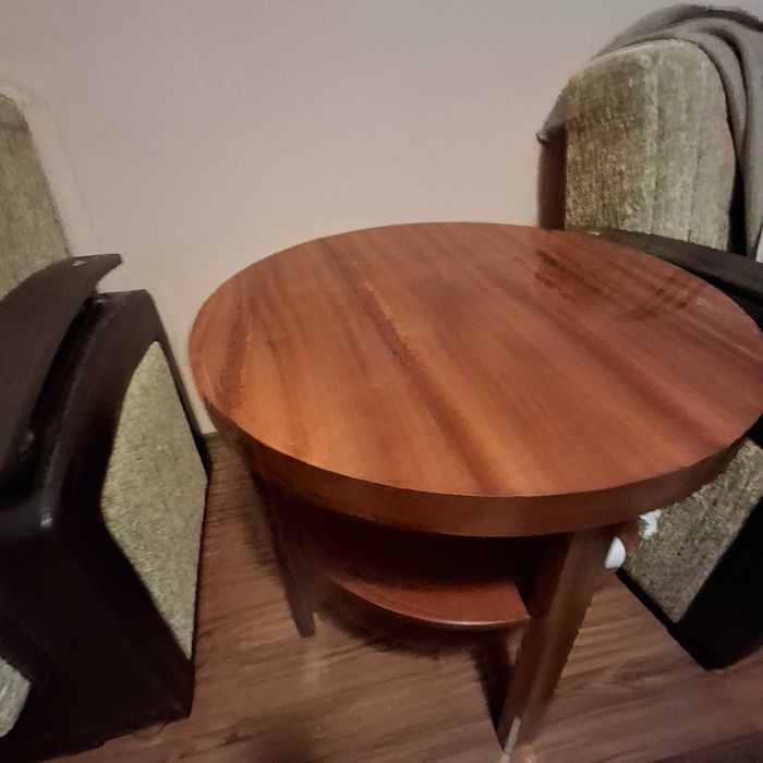 Masa rotunda  lăcuita