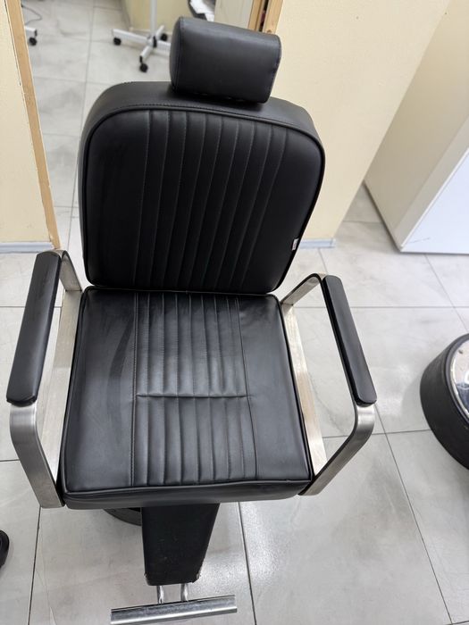 Vand scaun de frizerie aproape nou