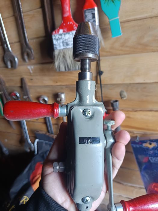 Mașină de găurit manuala