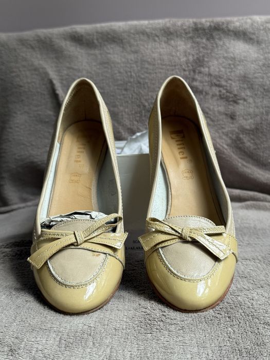 Почти новые бежевые туфли