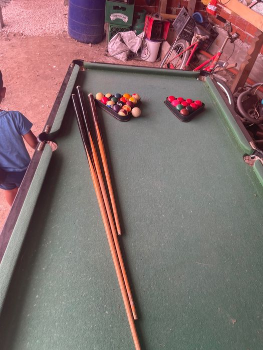 Беляртна маса тенис на маса и джаги