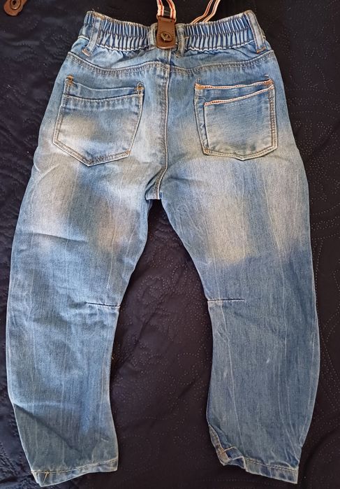 Jeans cu bretele pentru bebeluși