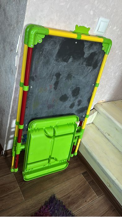 Отдам мольберт и стол детский