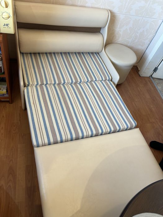 Разтегателен диван + 4 табуретки