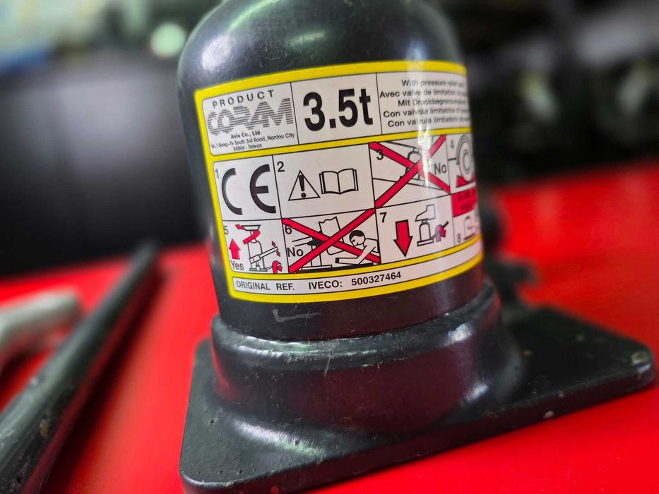 KIT Cric AUTO Hidraulic OEM Iveco Daily + Cheie + Cric + Carlig