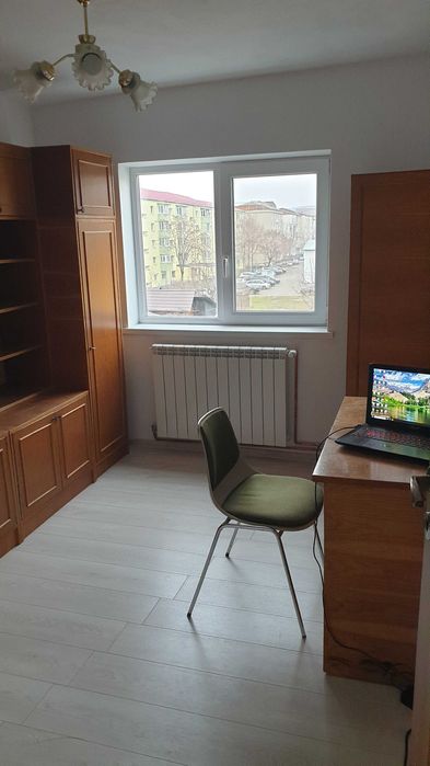 Vând apartament cu 3 camere, la etajul 2, zona Han si Spital