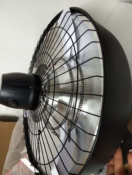 Încălzitor infraroșu montat pe tavan