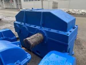 Редукторы разных типов: ЦУ, Ц2У, Ц2Н,