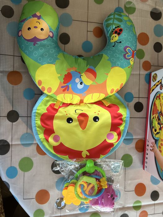 Perna de activitati pentru bebelusi cu jucarii