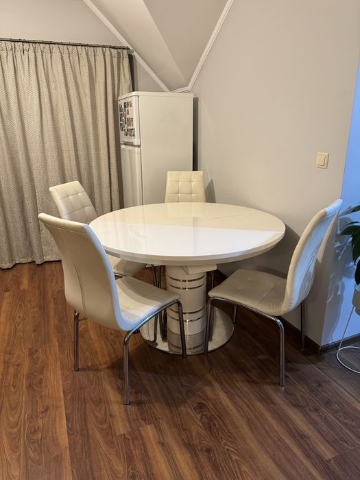 Set masa rotunda extensibila si 4 scaune