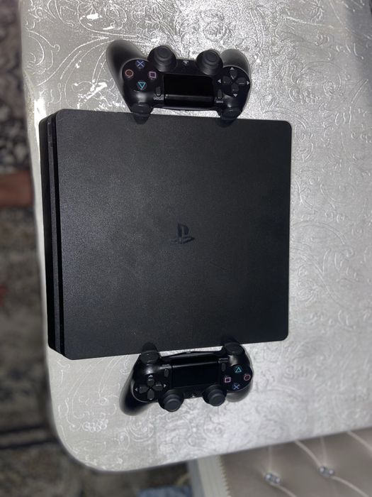 PlayStation 4.  1 tb 11 oyini bor zor sastayanada plombalari olinmagan