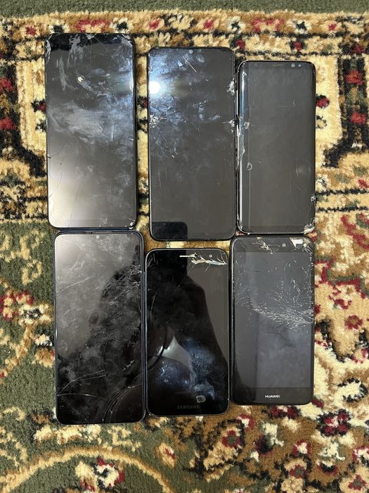 Продам на запчасти весь телефон