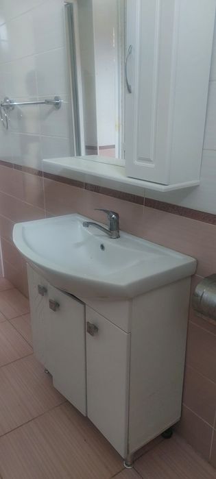 Срочно продается раковина с тумбой с зеркалом для ванной
