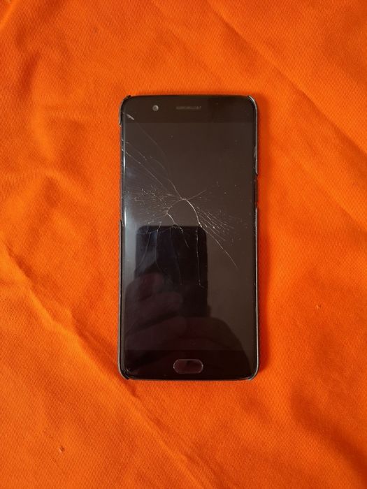 One plus 5 . 128gb/8gb ram