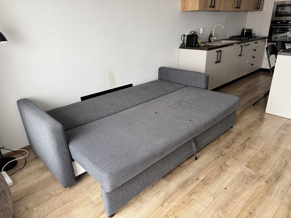 Vand canapea extensibila cu 3 locuri (tapiterie arsa putin)