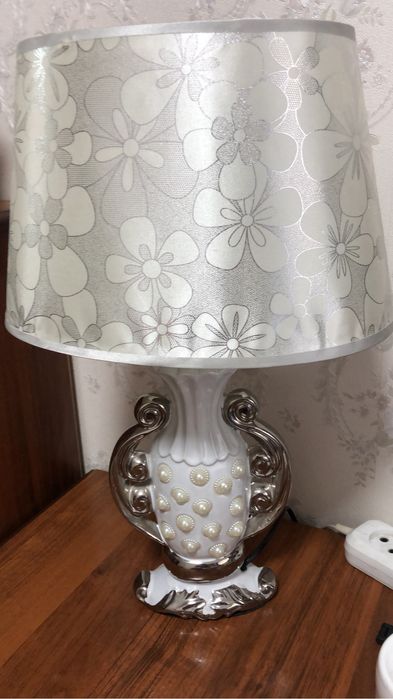 Продам светильники . Белым цветом