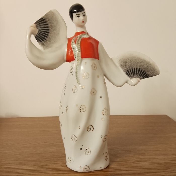 Продам фарфоровые статуэтки