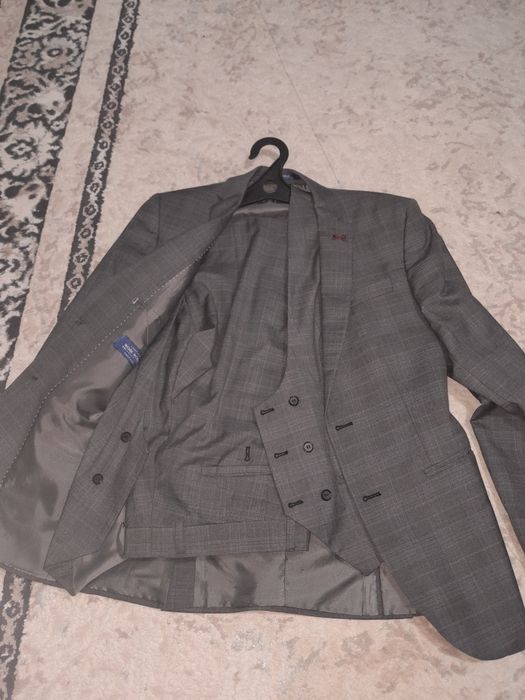 Продам 2 классических костюма 48 размер