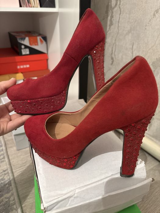 продам красные туфли с блестками