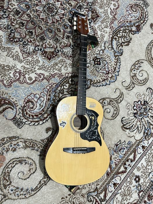 Гитара буушный ремень и каподастер есть.