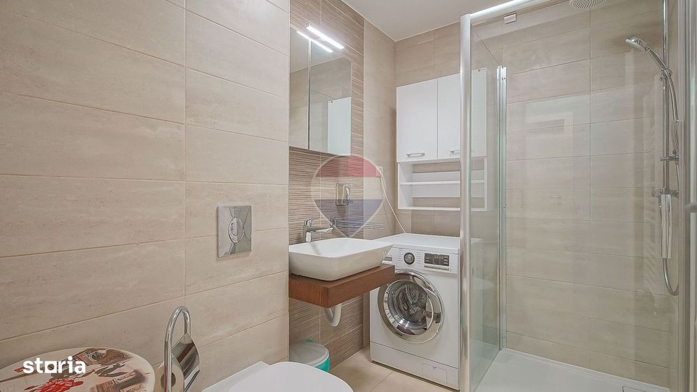 Apartament cu 3 camere de închiriat în zona Tractorul
