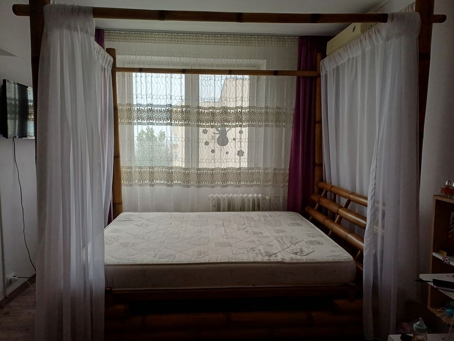 Pat cu baldachin, din bambus