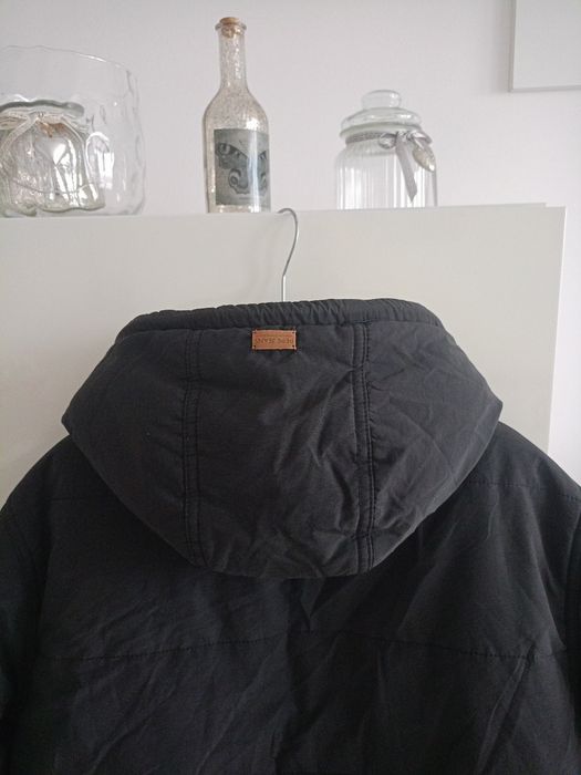Vând haina de iarnă cu glugă Pepe Jeans,produs de calitate superioara,