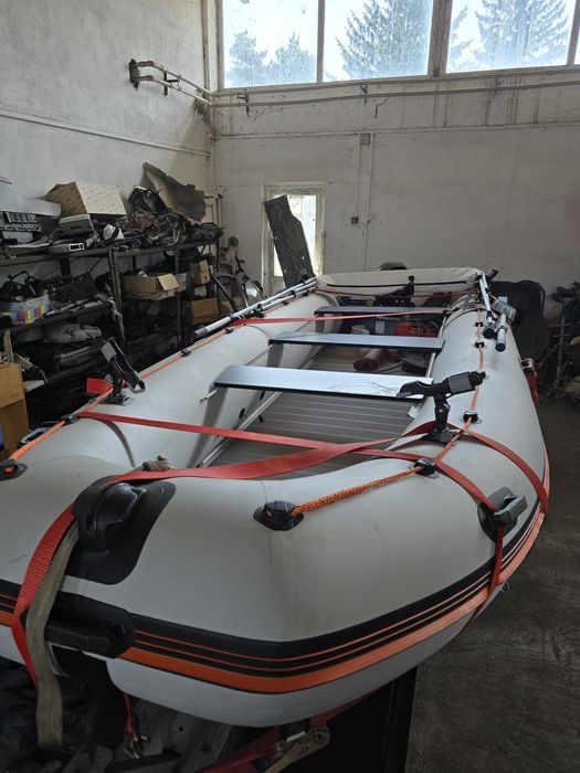 Vand barca 450Dsl noua lungime 4.5m motor Mercury 20cp nou și peridoc