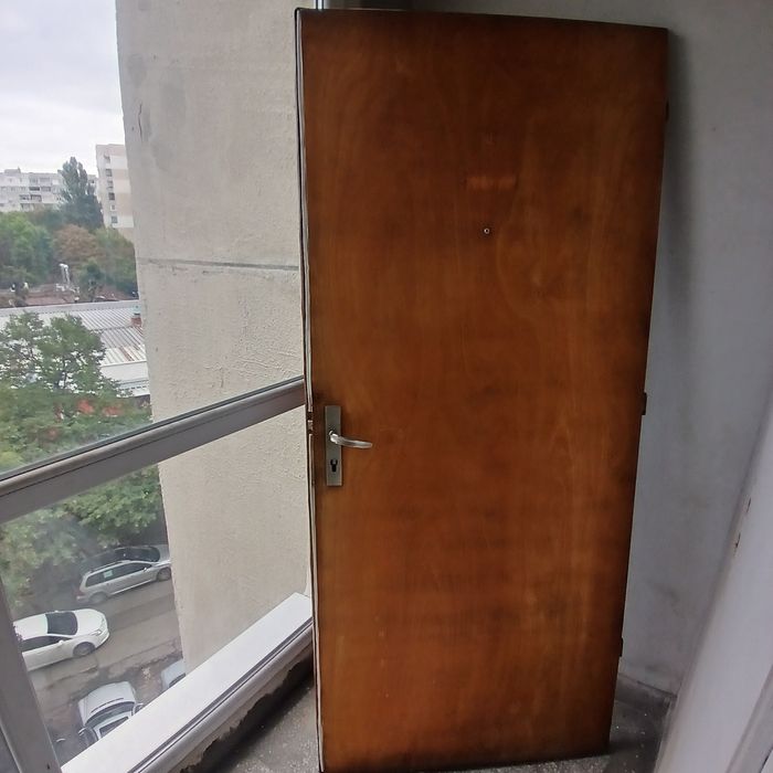 Продавам дървена входна врата